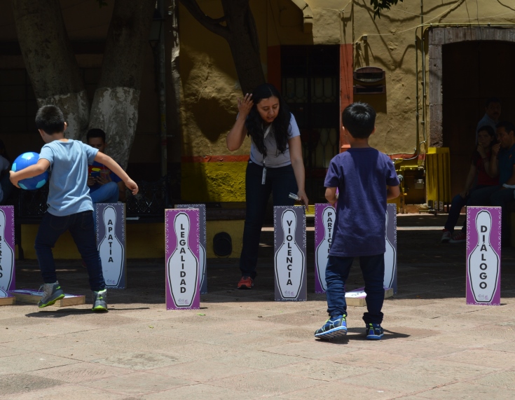Aparecen niños participando en actividades que ofrece la Dirección de Educación Cívica y Participación Ciudadana