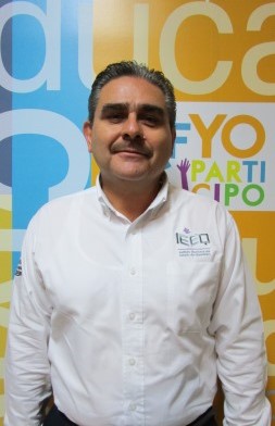 Se muestra a Carlos González, coordinador de educación cívica, visto de frente